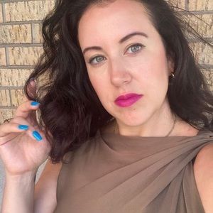 Meet your Posher, Adrianne